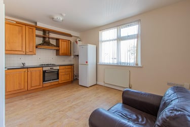 2 bed house, Newport Road, Roath, Cardiff, CF241AH - Image 2